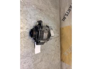 Dynamo van een Suzuki Grand Vitara I (FT/GT/HT) 2.7 XL-7 V6 24V 2003