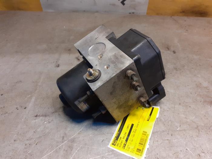 Usagé Bloc ABS Suzuki Baleno (GC/GD) 1.6 16V Prix € 49,00 Règlement à la marge proposé par Yellow Parts