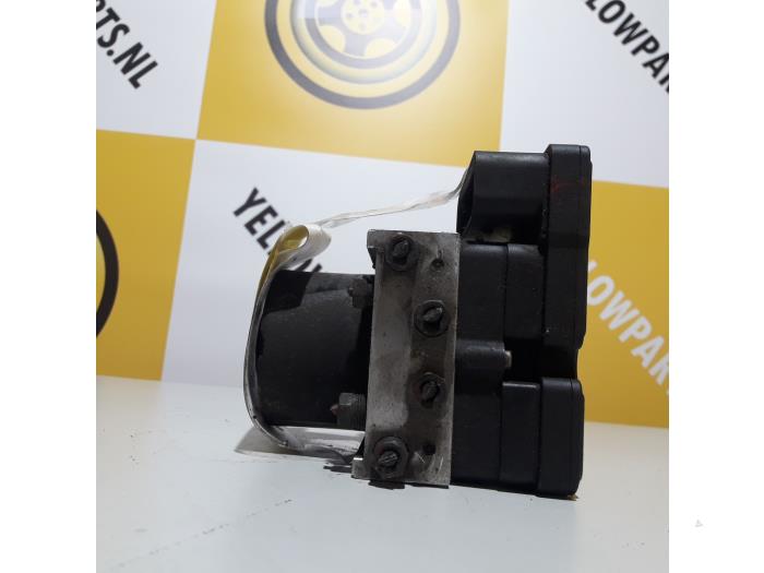 ABS pump from a Suzuki Ignis (FH) 1.3 16V 2002