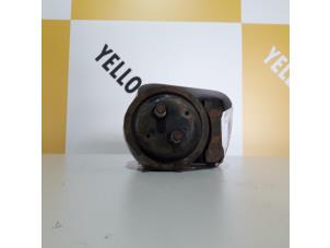Engine mount from a Suzuki Grand Vitara I (FT/GT/HT) 2.0 TDi/HDi 16V 2003