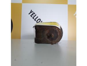Engine mount from a Suzuki Grand Vitara I (FT/GT/HT) 2.0 TDi/HDi 16V 2003