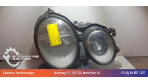 Used Headlight, right Mercedes CLK (W208) 2.0 200 16V Price € 60,00 Margin scheme offered by Alexander Autodemontage