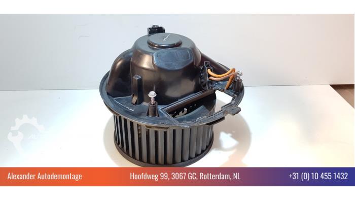 Heating and ventilation fan motor from a Volkswagen Golf VI Variant (AJ5/1KA) 1.6 TDI 16V 105 2009