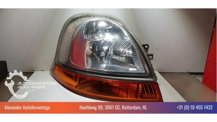 Używane Reflektor prawy Renault Master II (FD/HD) 2.8 dTi Cena € 45,00 Procedura marży oferowane przez Alexander Autodemontage