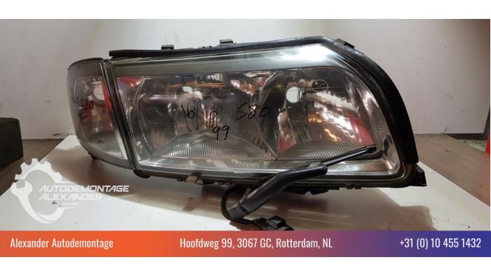 Używane Reflektor prawy Volvo S80 (TR/TS) 2.4 20V 140 Cena € 50,00 Procedura marży oferowane przez Alexander Autodemontage