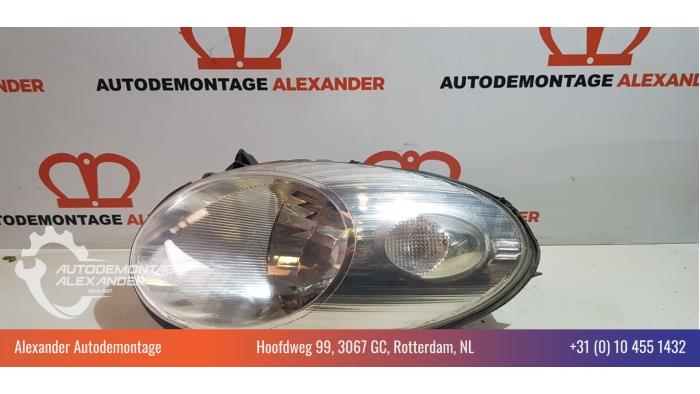 Używane Reflektor lewy Nissan Micra C+C (K12) 1.6 16V Cena € 20,00 Procedura marży oferowane przez Alexander Autodemontage