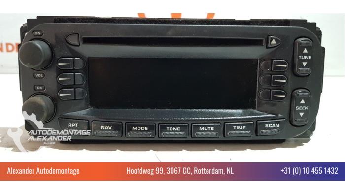Radio CD Spieler van een Chrysler Voyager/Grand Voyager (RG) 2.8 CRD 16V Autom. 2006