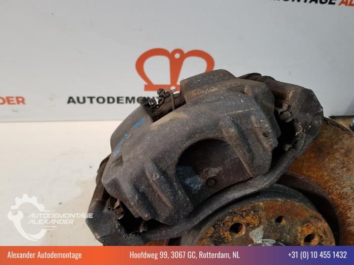 Front brake calliper, right from a Alfa Romeo MiTo (955) 1.3 JTDm 16V 2010