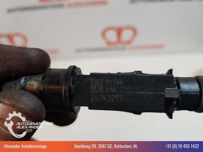 Injector (petrol injection) from a Opel Astra H GTC (L08) 1.6 16V Twinport 2010