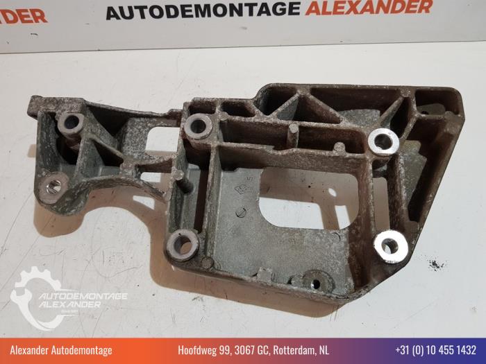 Alternator upper bracket from a Volkswagen Golf VI Variant (AJ5/1KA) 1.6 TDI 16V 105 2010