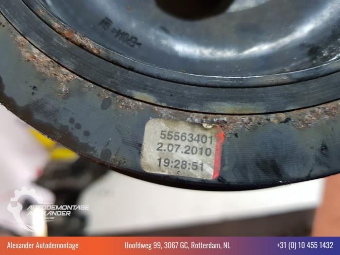 Crankshaft pulley from a Opel Insignia Sports Tourer 2.0 CDTI 16V 130 ecoFLEX 2010