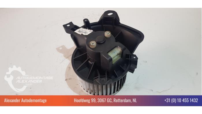 Heating and ventilation fan motor from a Opel Corsa E 1.4 16V 2018
