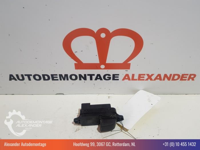Usados Interruptor de ventanilla eléctrica Mazda 5 (CR19) 2.0 CiDT 16V High Power Precio € 15,00 Norma de margen ofrecido por Alexander Autodemontage