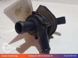 Vattenpump från en Audi Q5 (8RB) 2.0 TFSI 16V Quattro 2009
