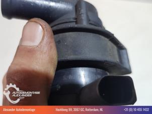 Vattenpump från en Audi Q5 (8RB) 2.0 TFSI 16V Quattro 2009