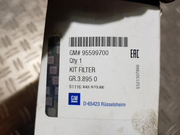 Fuel filter from a Opel Combo (Corsa C) 1.3 CDTI 16V 2006