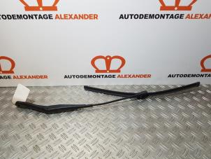 Usados Brazo delantero de limpiaparabrisas Opel Astra H SW (L35) 1.4 16V Twinport Precio de solicitud ofrecido por Alexander Autodemontage