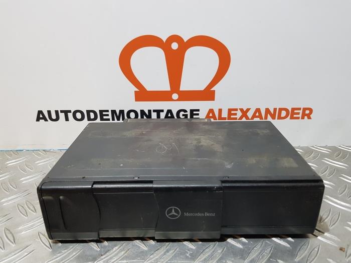 Używane Zmieniarka CD Mercedes SL (R230) 3.7 SL-350 V6 18V Cena € 250,00 Procedura marży oferowane przez Alexander Autodemontage