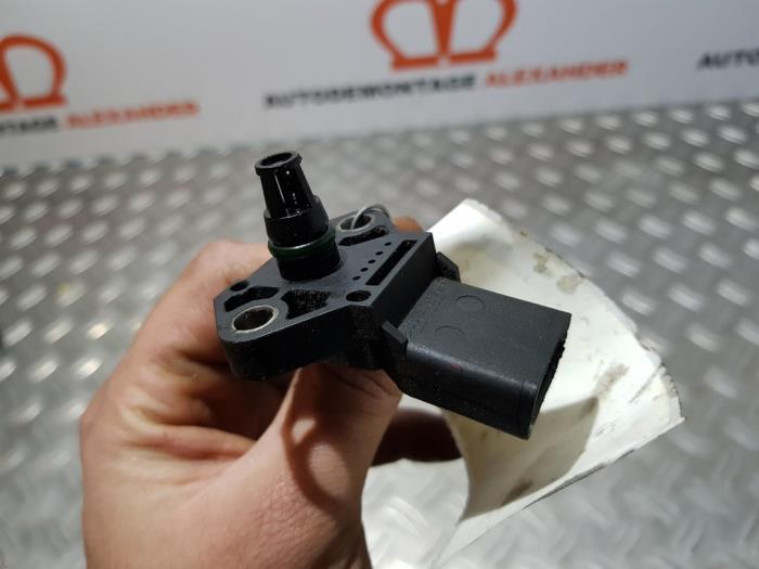 Boost pressure sensor Opel Vivaro 2.5 CDTI 16V 0281002401 G9U630 BOSCH