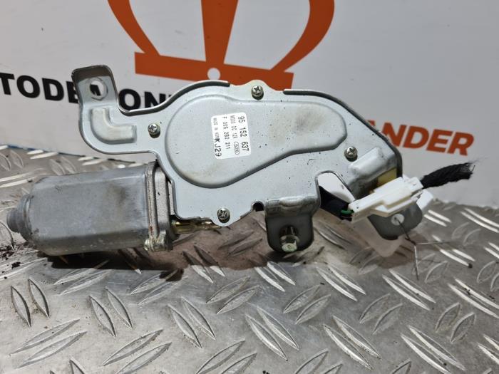 Scheibenwischermotor hinten van een Daewoo Spark 1.0 16V Bifuel 2012