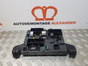 Używane Skrzynka bezpieczników Opel Astra J Sports Tourer (PD8/PE8/PF8) 1.6 CDTI 16V Cena € 25,00 Procedura marży oferowane przez Alexander Autodemontage