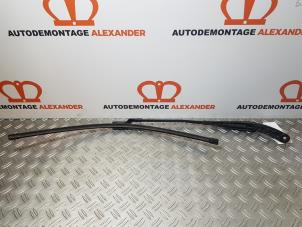 Używane Ramie wycieraczki przedniej Opel Astra K Sports Tourer 1.0 Turbo 12V Cena na żądanie oferowane przez Alexander Autodemontage