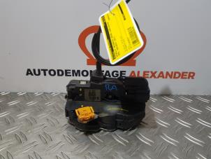 Używane Mechanizm blokady drzwi lewych tylnych wersja 4-drzwiowa Opel Insignia Sports Tourer 1.4 Turbo 16V Ecotec Cena € 40,00 Procedura marży oferowane przez Alexander Autodemontage