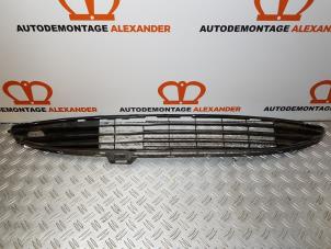 Usagé Pare-chocs grille Peugeot 206 CC (2D) 1.6 16V Prix sur demande proposé par Alexander Autodemontage