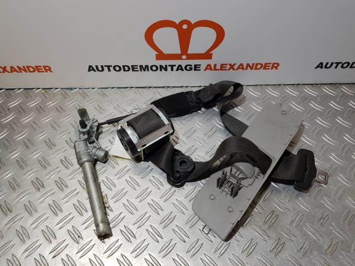 Begagnade Främre säkerhetsbälte, vänster Opel Corsa D 1.3 CDTi 16V ecoFLEX Pris på förfrågan erbjuds av Alexander Autodemontage