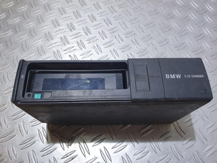 Cambiador de CD de un BMW 3 serie (E46/4) 320d 16V 1999