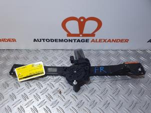 Używane Mechanizm szyby prawej przedniej wersja 4-drzwiowa Fiat Grande Punto (199) 1.4 Cena € 40,00 Procedura marży oferowane przez Alexander Autodemontage