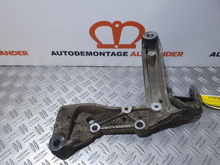 Front wishbone support, left from a Seat Leon (1P1) 1.9 TDI 105 2009