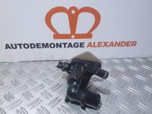 Używane Obudowa termostatu Opel Corsa D 1.3 CDTi 16V ecoFLEX Cena na żądanie oferowane przez Alexander Autodemontage