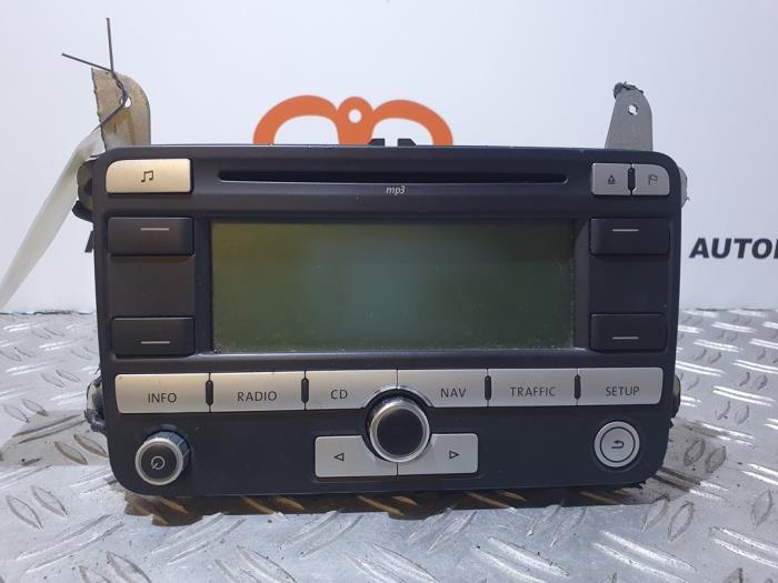 Radio CD player from a Volkswagen Golf V Variant (1K5) 1.9 TDI 2008