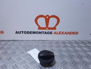 Used Oil cap Volkswagen Caddy III (2KA,2KH,2CA,2CH) 1.6 TDI 16V Price on request offered by Alexander Autodemontage