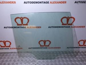 Używane Szyba drzwi prawych tylnych wersja 4-drzwiowa Volkswagen Golf VII (AUA) 1.2 TSI 16V Cena € 50,00 Procedura marży oferowane przez Alexander Autodemontage
