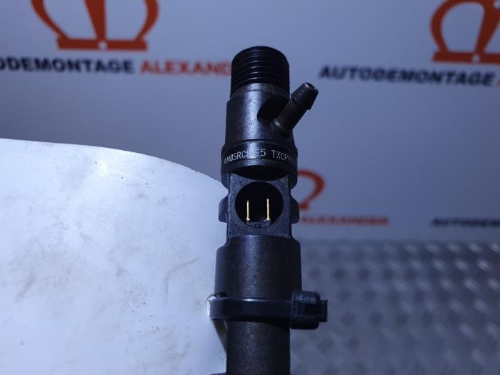 Injector (diesel) from a Renault Kangoo Express (FW) 1.5 dCi 90 FAP 2009