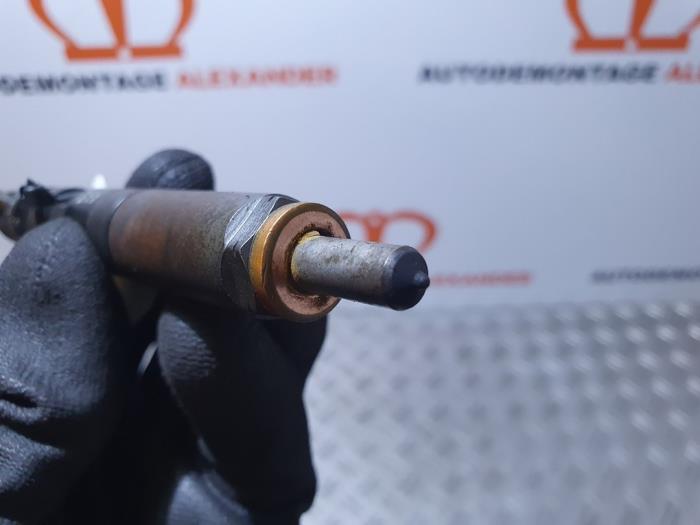 Injector (diesel) from a Renault Kangoo Express (FW) 1.5 dCi 90 FAP 2009