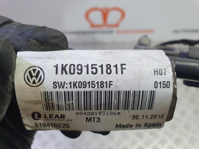 Biegun akumulator z Volkswagen Caddy III (2KA,2KH,2CA,2CH) 1.6 TDI 16V 2011