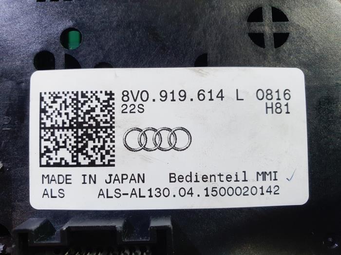 Unidad de control multimedia de un Audi A3 Sportback (8VA/8VF) 1.4 16V e-tron
