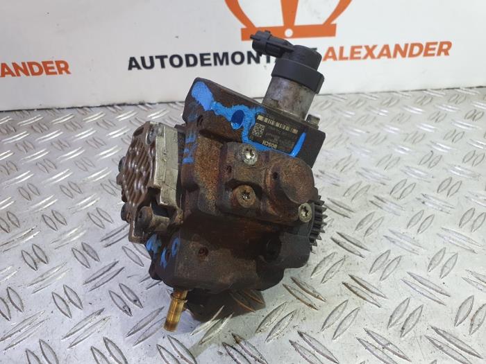 Mechanical fuel pump from a Renault Trafic New (FL) 2.0 dCi 16V 115 2009