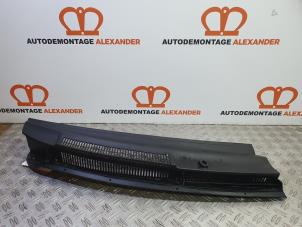 Used Cowl top grille Toyota Yaris II (P9) 1.33 16V Dual VVT-I Price on request offered by Alexander Autodemontage