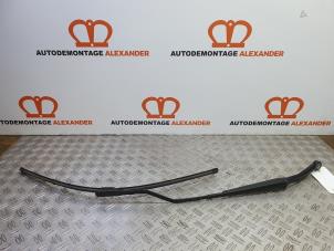 Used Front wiper arm Peugeot 307 CC (3B) 2.0 16V Price on request offered by Alexander Autodemontage