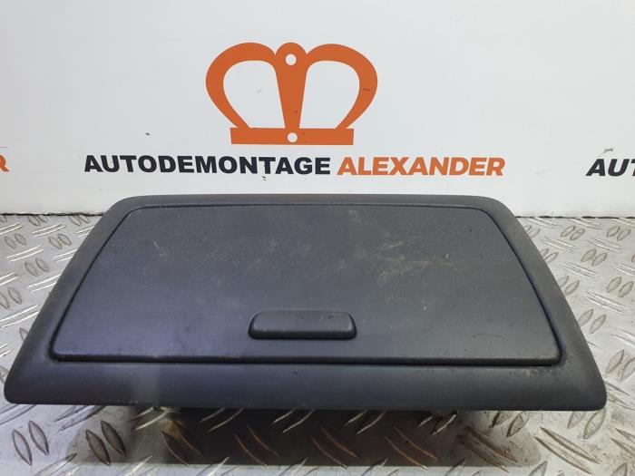 Używane Schowek BMW 1 serie (E87/87N) 116i 2.0 16V Cena € 50,00 Procedura marży oferowane przez Alexander Autodemontage