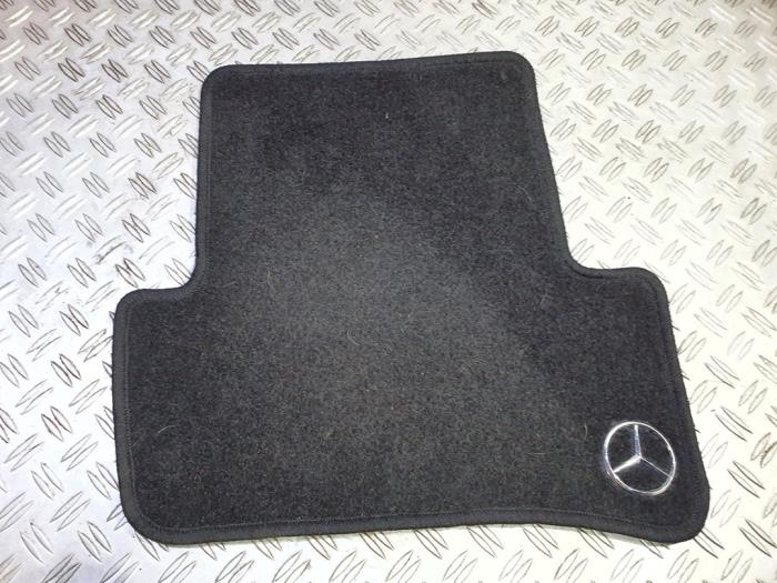 Tapis de sol d'un Mercedes-Benz C (W204) 1.8 C-180K 16V 2007