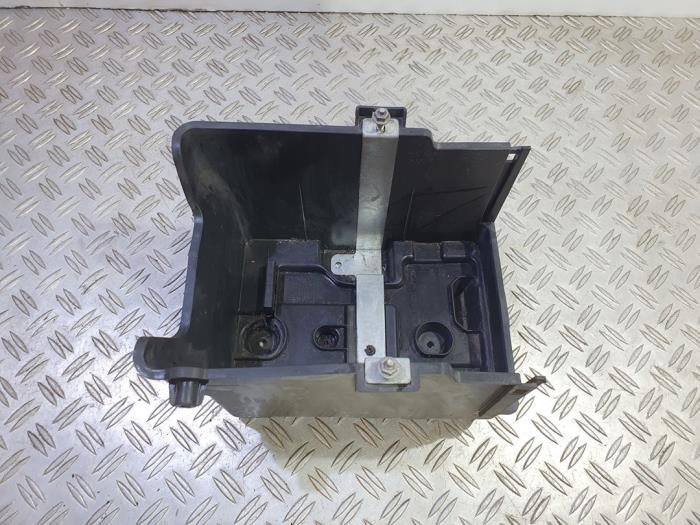 Battery box Ford Fiesta VII 1.25 16V - 8V2110723AC