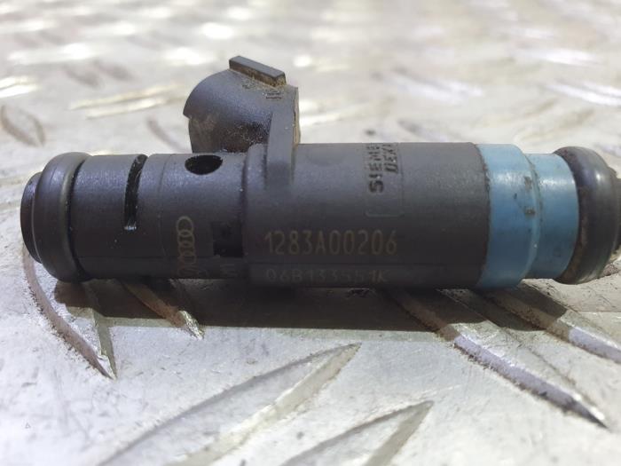 Injector (petrol injection) from a Audi A4 (B6) 2.0 20V 2002