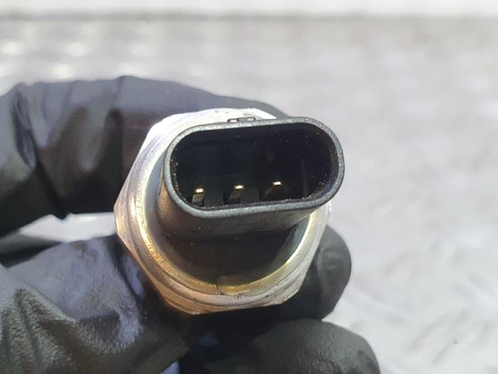 Interruptor de presión de aceite de un Opel Astra K 1.6 CDTI 110 16V 2017