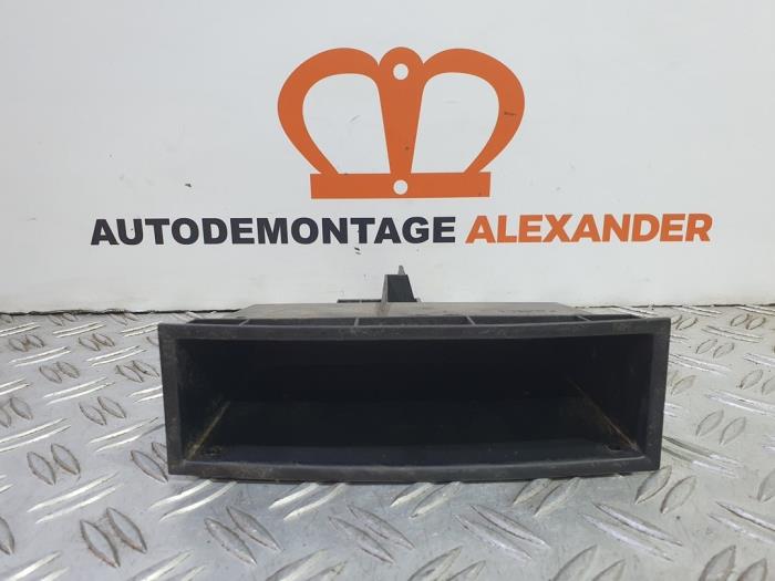 Begagnade Handskfack Peugeot 307 CC (3B) 2.0 16V Pris € 15,00 Marginaltabell erbjuds av Alexander Autodemontage