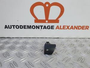 Begagnade Centrallåsbrytare Peugeot 307 CC (3B) 2.0 16V Pris på förfrågan erbjuds av Alexander Autodemontage